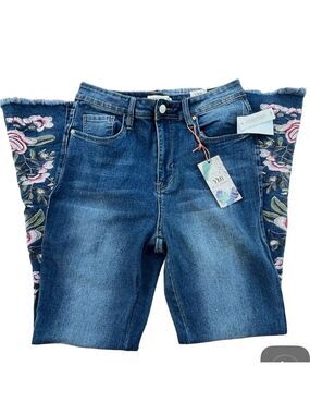 NWT $56 YMI Gigi Fit Embroidered Flare Jeans – Size 13/31